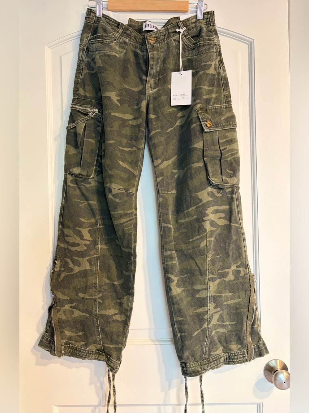 Disclosure Women’s Camo Cargo Skater Pants Wide Leg Zip Ankle Size 28 New